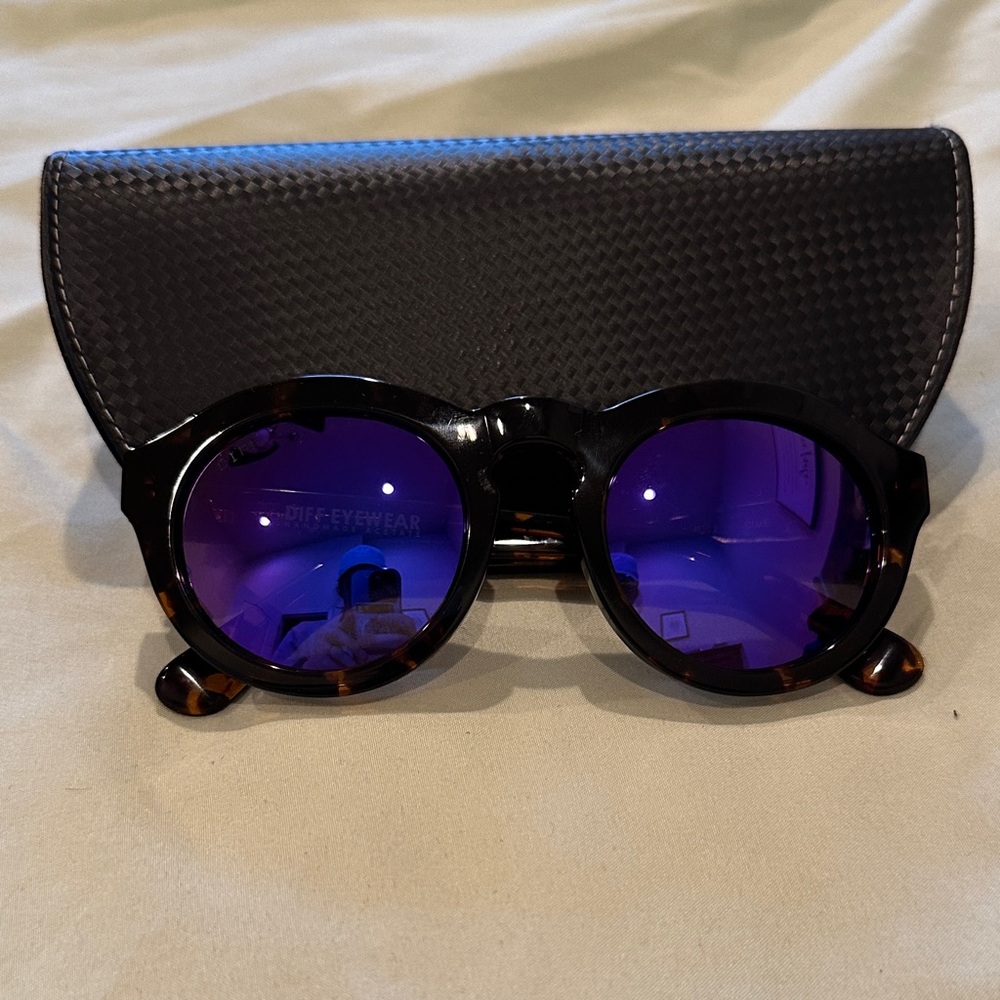 Diff Eyewear Tortoiseshell Round Sunglasses with Purple Lenses